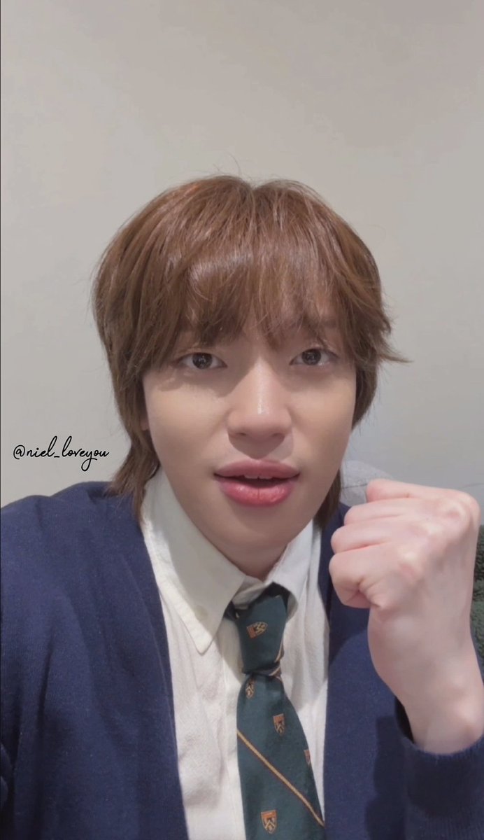 niel_loveyou's tweet photo. 오랜시간끝에 드디어 왔다.. 얼굴이 다했다.. 얼굴이 복지다.. 귀엽다 너무.. 올해 지나기 전에 받아서 다행이야! 올해안에 하나도 안 올까봐 수십번 걱정한 나... 😂 역시 최애의 응원이 제일 위로 된다 ❤️ 팬미 1부때 모습으로 와 주길 바랬는데!! ㅎ 진짜 진짜 고마워 또 통했다! 🥹
#니엘 #becle https://t.co/nv1HmjZlrn