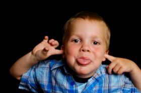 Mi niño es desobediente, ¿qué puedo hacer?
A casi todos los niños les cuesta obedecer. Suelen querer captar la atención y con ello se sienten “importantes”. 
Principios básicos 
¿Qué es un niño desobediente?
¿Cómo comportarme?
Decálogo 
Cuentos 
tinyurl.com/2dml6gzc