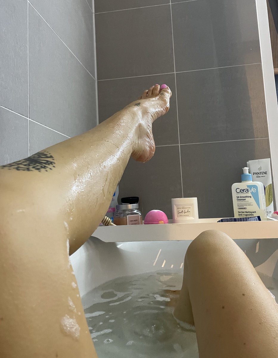 raspberryyrose's tweet photo. does bath time turn you on? send if the answer is yes🦶🏼🛀🏼🫧 https://t.co/1k4BDRaFsO