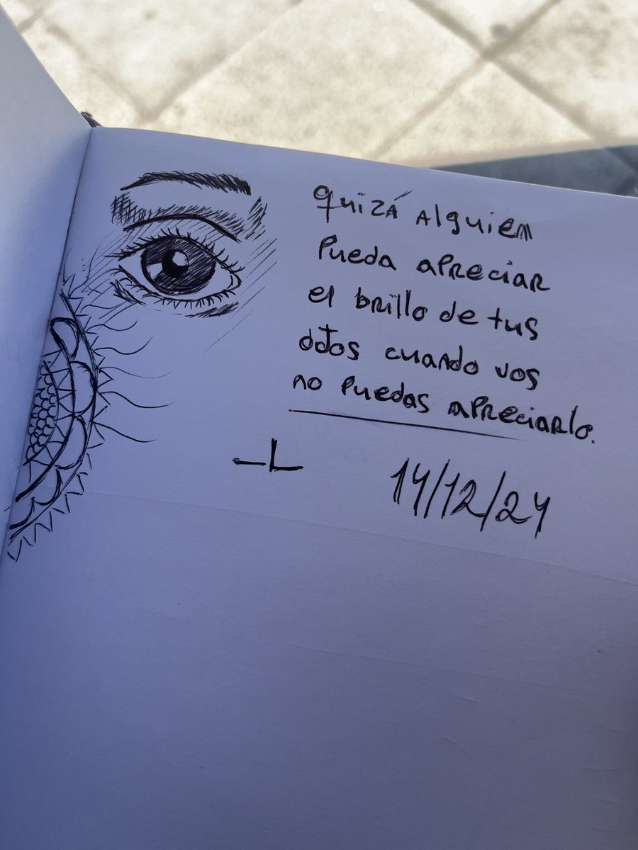 doppelvic's tweet photo. Ayer una persona me escribió esto en mi cuaderno sin yo darme cuenta hoy cuando iba a ponerme a escribir lo encontré y ahora soy una persona un poquito más feliz https://t.co/vKIb6SC4Ox