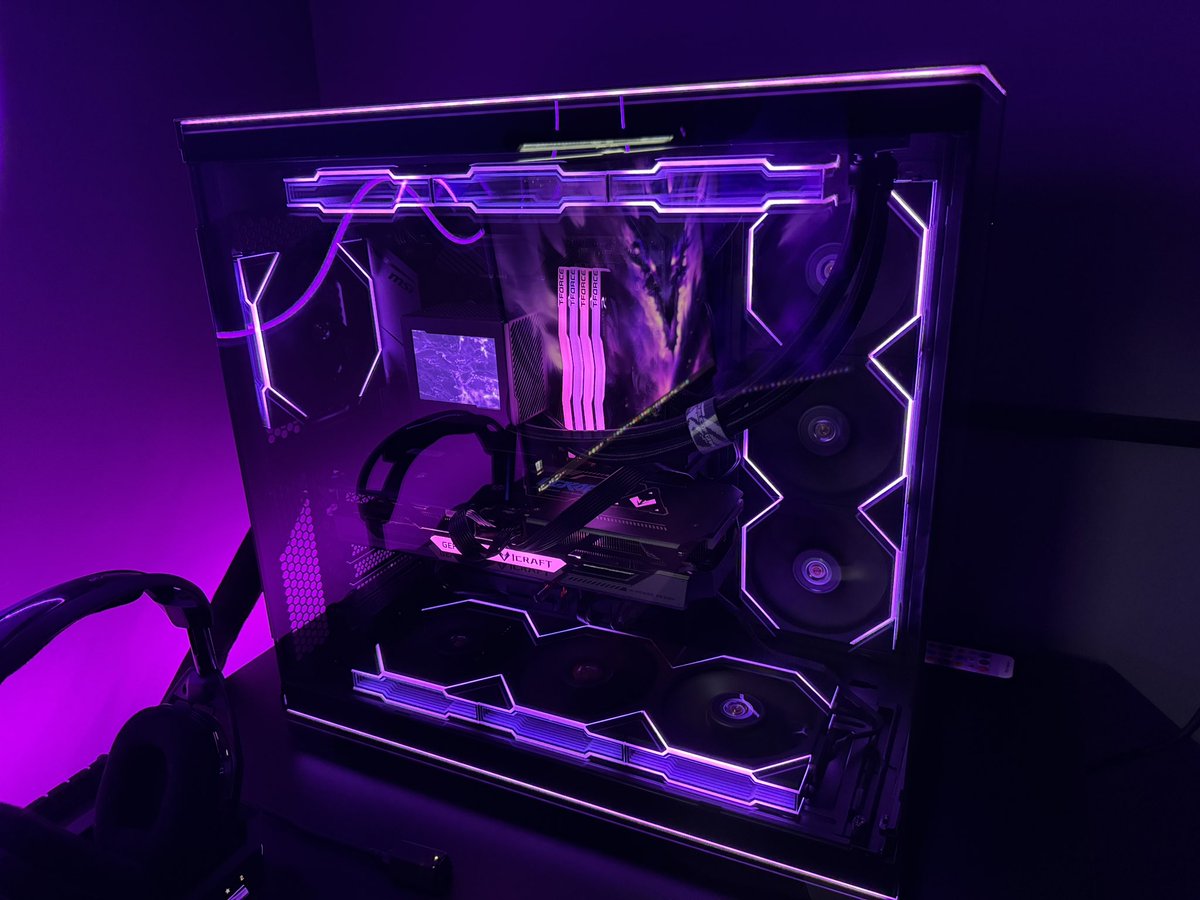brunosalvate's tweet photo. #SETUPLOCKGAMER
-gabinete lian li o11d rgb;
-ryzen 5 5600x;
-placa mãe msi b550;
-rtx 3070ti;
-fonte cooler master 1200w;
-32gb t-force rbg 3600mhz;
-watercooler asus rog ryujin 2 360mm;
-3 tb ssd nvme.
Mouse razer viper v3 pro;
Iyx mu68 pro;
Samsung odyssei g6 oled 360hz. https://t.co/19w8PfXR4j