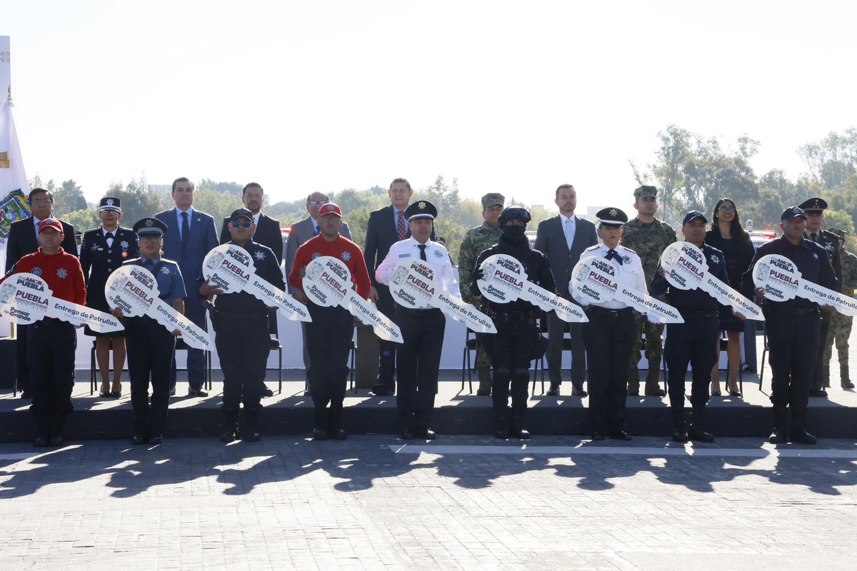armentapuebla_'s tweet photo. Como parte de nuestro compromiso para garantizar la seguridad de las y los poblanos, realizamos la Ceremonia de Pase de Lista de los Cuerpos de Seguridad de la Secretaría de Seguridad Pública del Estado y Entrega de Patrullas. 👮🏽‍♂️👮‍♀️

Acompañado del secretario de Seguridad, vicealmirante, Francisco Sánchez González, nos sumamos a la estrategia nacional de seguridad, bajo la directriz de nuestra presidenta, la Dra. @Claudiashein. 🚓🚔🚨

#PorAmorAPuebla
#PensarEnGrande