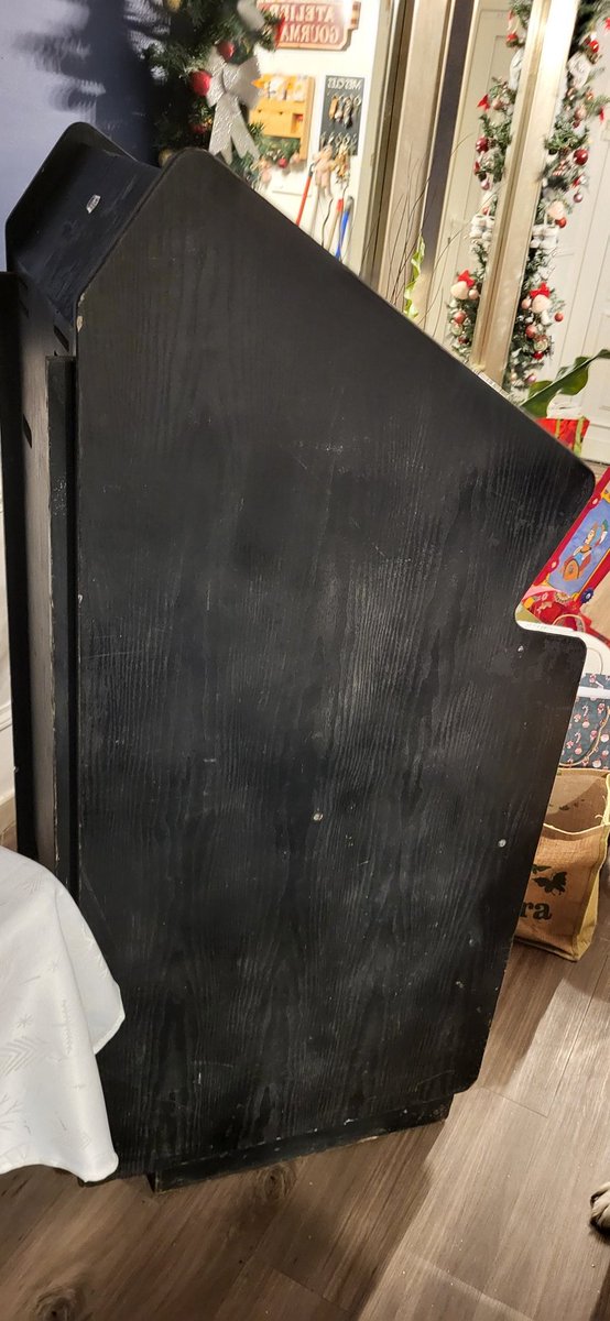 MrSHU62's tweet photo. Quelqu'un aurait des infos sur cette borne ? 
Mise à part qu'elle a bien accueilli un jeu Taito ? 
C'est une borne au format "cabaret". Je n'ai trouvé que 2 photos qui lui ressemblent. Aucun badge à l'intérieur, elle semble dater des années 80. https://t.co/e4OrPt29RX