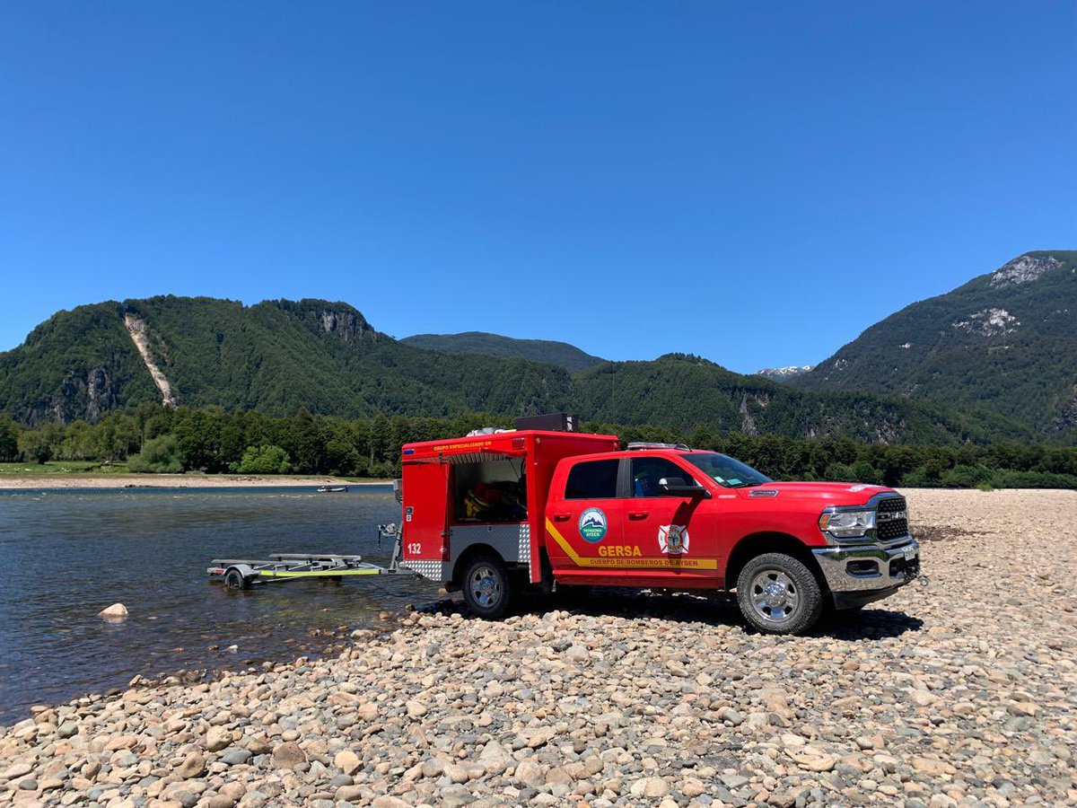 #bomberos de #puertoaysen trabajan en ubicar a una persona femenina que habría sido arrastrada por las aguas del río , altura km 20
