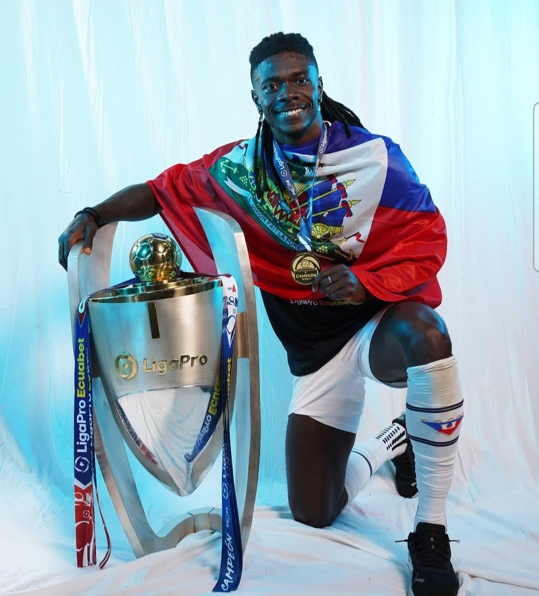 jpehaiti's tweet photo. Champion National Equatorien ✊🏾
#Adé Ya son 3 ⭐️⭐️⭐️ https://t.co/cz1ZSTWChU