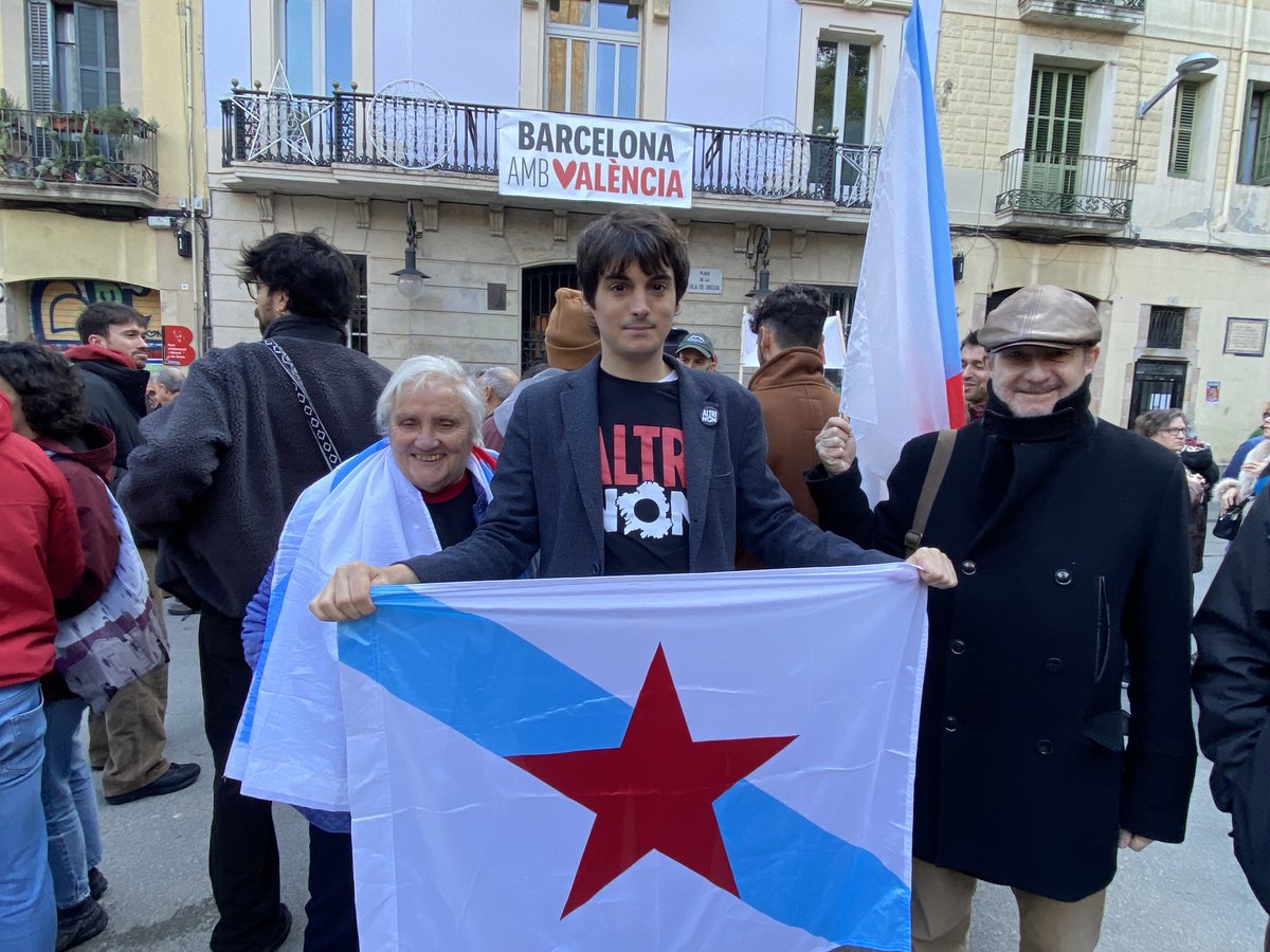 BNGCatalunya's tweet photo. Hoxe 15 de decembro o BNG en Catalunya puido asistir á manifestación contra Altri convocada pola @ACGBcn paralelamente coa de Santiago de Compostela.
#AltriNON !!!! https://t.co/HTXcKSqxQc