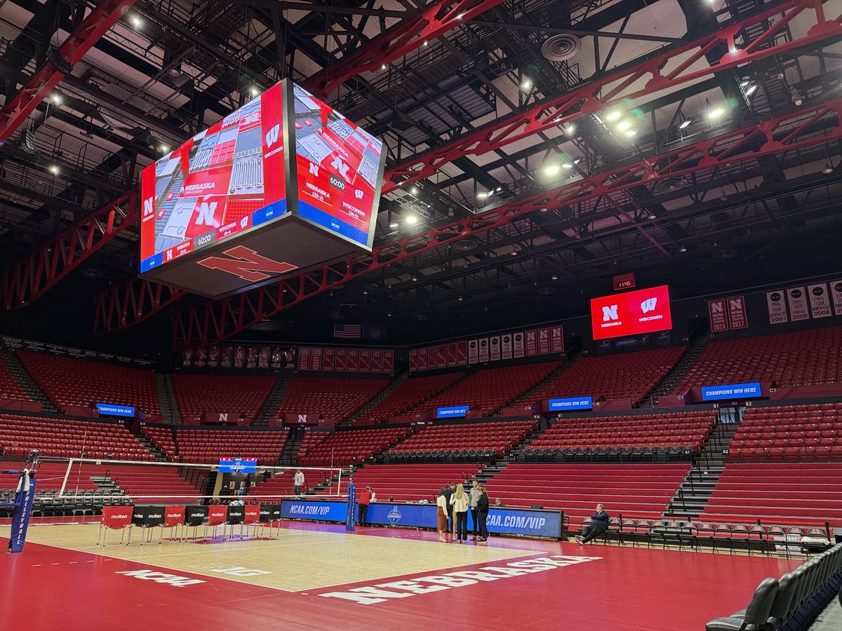 Bring your lungs. Got to have everyone today. Need to turn this into a Badger cage. Or sync ⁦<a href="/lo_westy/">Lauren West</a>⁩ and me on the ⁦<a href="/HuskersRadio/">Huskers Radio Network</a>⁩ Network starting at 1pm. Should be a war. #DevaneyMagic ⁦<a href="/HuskerVB/">Nebraska Volleyball</a>⁩