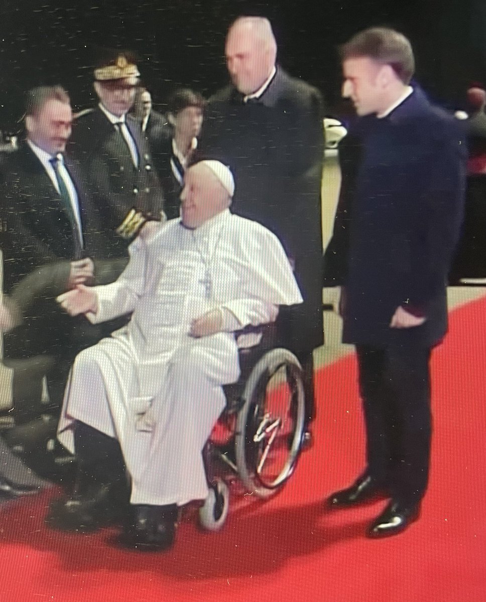 M’enfin mais qui c’est le type en blanc à côté du ROI Emmmanuel?…😳😳😳