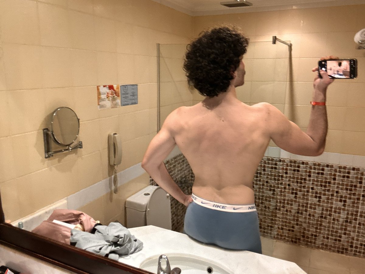 gioelepensatore's tweet photo. come cazzo fanno i gym bro a farsi le foto alla schiena? come si flexxa? cos’è questa cosa? https://t.co/PYdhFO90yy