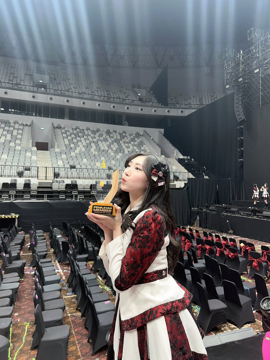 C_JessiJKT48's tweet photo. GuE BeRhAsil memenangKAN! after many sleepless nights, countless amount of crying and prayers, here i am holding the victory you brought for us. this is literally the best thing that ever happened this year. terima kasih atas perjuangan dan kerja kerasnya untuk aku, untuk kita. i’m forever grateful. thank you so much from the bottom of my heart. #3 #G3BRAKAN #JecOfAllTrades