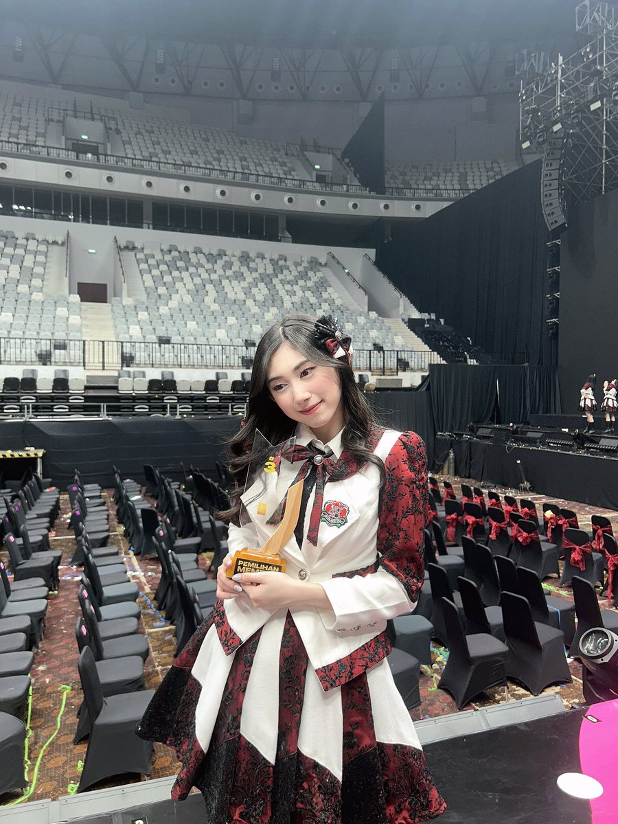 C_JessiJKT48's tweet photo. GuE BeRhAsil memenangKAN! after many sleepless nights, countless amount of crying and prayers, here i am holding the victory you brought for us. this is literally the best thing that ever happened this year. terima kasih atas perjuangan dan kerja kerasnya untuk aku, untuk kita. i’m forever grateful. thank you so much from the bottom of my heart. #3 #G3BRAKAN #JecOfAllTrades