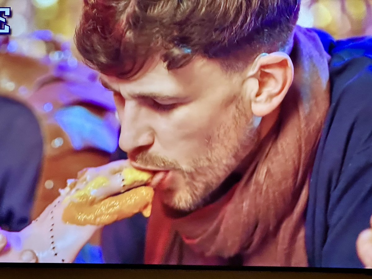 AnnCecilieN's tweet image. Mike tonguing a mannequin hand was somehow not on my bingo card this weekend. I have no complaints though. 😈 #culinarycastle #sortedfood