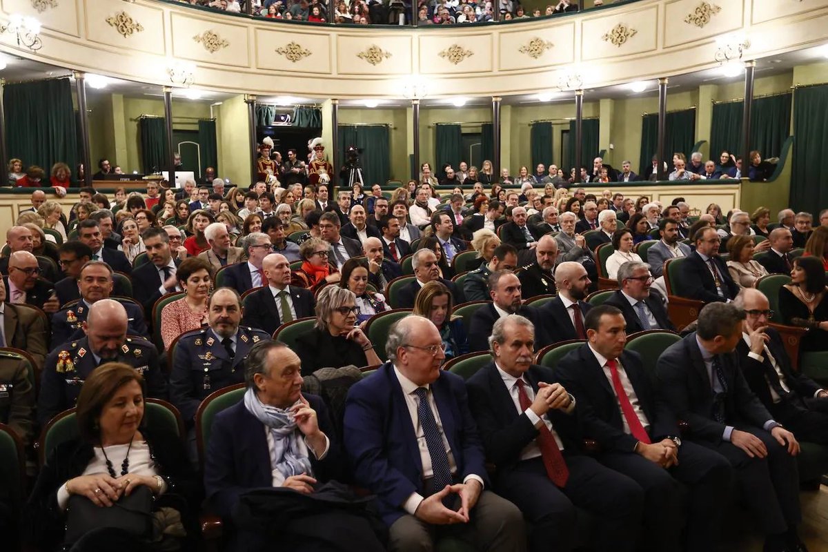 El jueves fue el acto de entrega de las medallas de oro de Salamanca al que asistieron nuestro Director y nuestra Subdirectora. Queremos felicitar a José Antonio Sayagués, a Godofredo García y, muy especialmente, a la Fundación Aviva por este merecido reconocimiento.