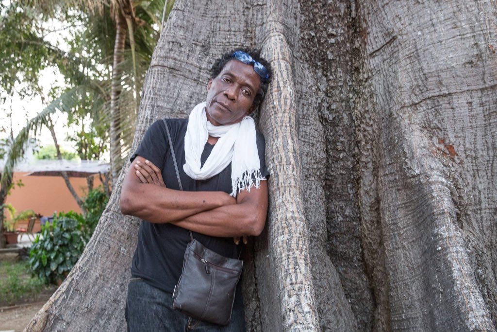 radio_balafon's tweet photo. #Necrologie 

💔🕯️Adieu à un géant de la culture et de la littérature !

Lionel Manga nous a quittés, laissant derrière lui un héritage de mots, d'idées et d'inspiration. Écrivain, journaliste et homme de culture, il a illuminé notre monde avec sa plume et son esprit. https://t.co/fMgqyegnQv