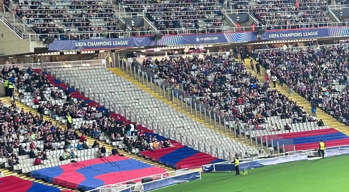 Avui tercer partit sense grada d'animació a Montjuïc. 
Tres partits on es continua vulnerant els nostres drets com a socis.
D'ençà que se'ns va comunicar el tancament, el 26 de novembre, portem 19 dies sense cap comunicació directe amb la junta, rebutjant el diàleg i la solució.