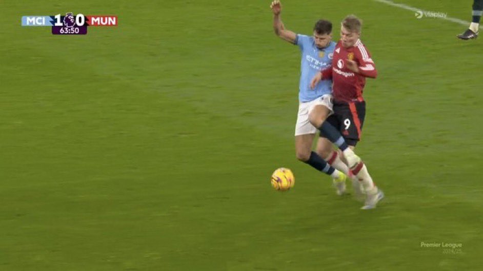 If they've established contact, how on earth is Dias diving across him like this normal? 😂