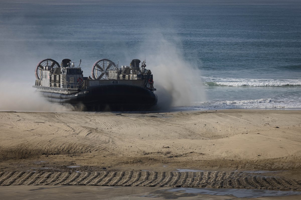 USMC's tweet photo. #Marines with @1stMEF participated in Steel Knight 24 on @MCIWPendletonCA.
#SteelKnight is an annual exercise that takes place in multiple locations across the Southwest, allowing I MEF to train as a full Marine Air-Ground Task Force. https://t.co/AFQm6ZH1A7