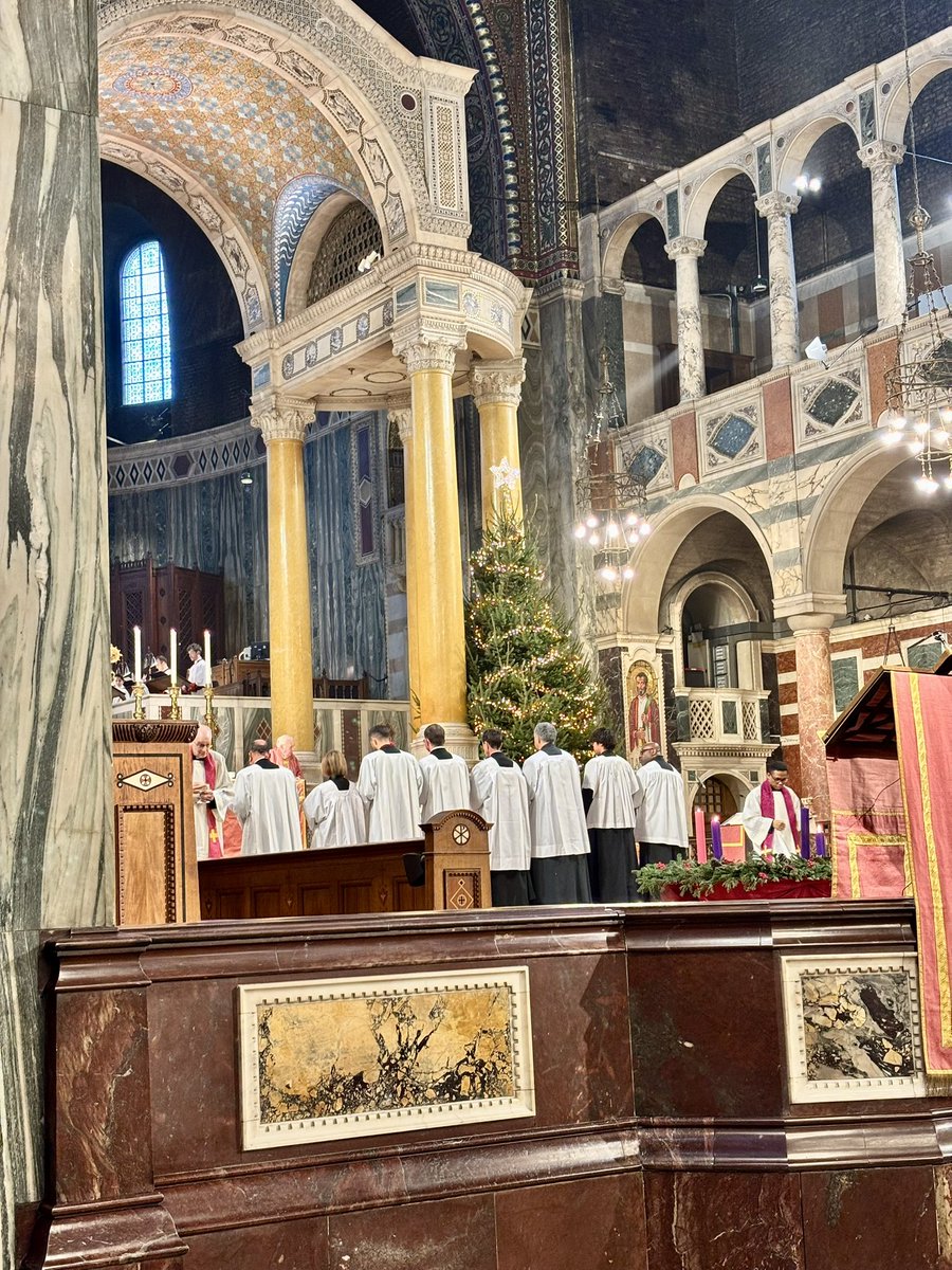 Plenty of festive spirit in London..! 
🌟 ❄️ 🌟❄️🌟❄️🌟❄️🌟❄️🌟❄️🌟

#santacruise10 #WestminsterCathedral <a href="/TheDorchester/">The Dorchester</a> #Christmas #London