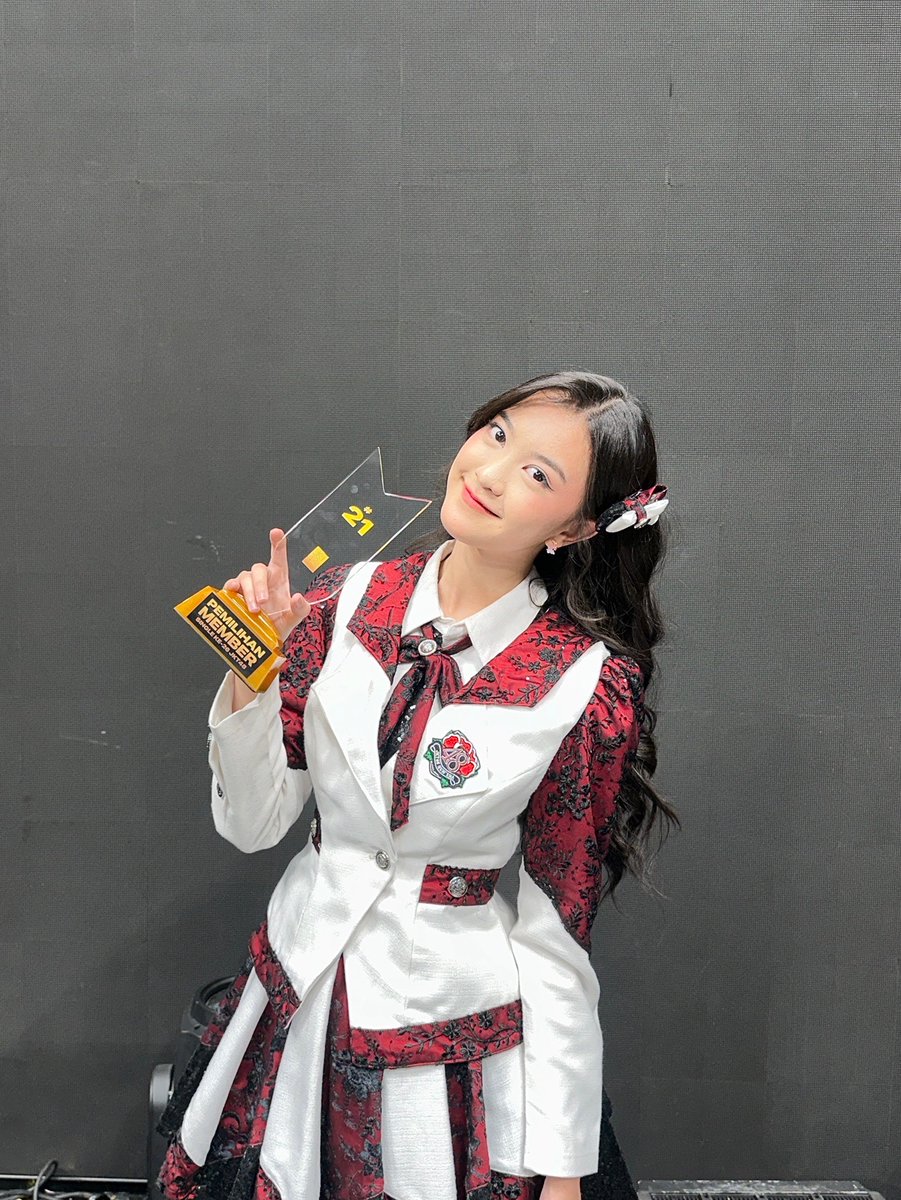 Greesel_JKT48's tweet photo. terima kasih semua atas kerja keras &amp; dukungannya buat aku🥹🤍
terus terang aku masih speechless dan bingung merangkai kata” harus mulai dari mana buat mendeskripsikan apa yang aku rasain saat ini dan yang pasti aku ingin persembahkan piala ini dari hatiku untuk kalian semua🙏🏻✨ https://t.co/OmTQ61Zx7P