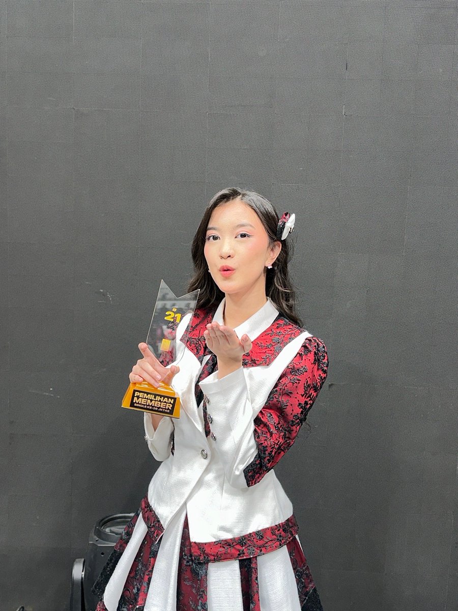 Greesel_JKT48's tweet photo. terima kasih semua atas kerja keras &amp; dukungannya buat aku🥹🤍
terus terang aku masih speechless dan bingung merangkai kata” harus mulai dari mana buat mendeskripsikan apa yang aku rasain saat ini dan yang pasti aku ingin persembahkan piala ini dari hatiku untuk kalian semua🙏🏻✨ https://t.co/OmTQ61Zx7P
