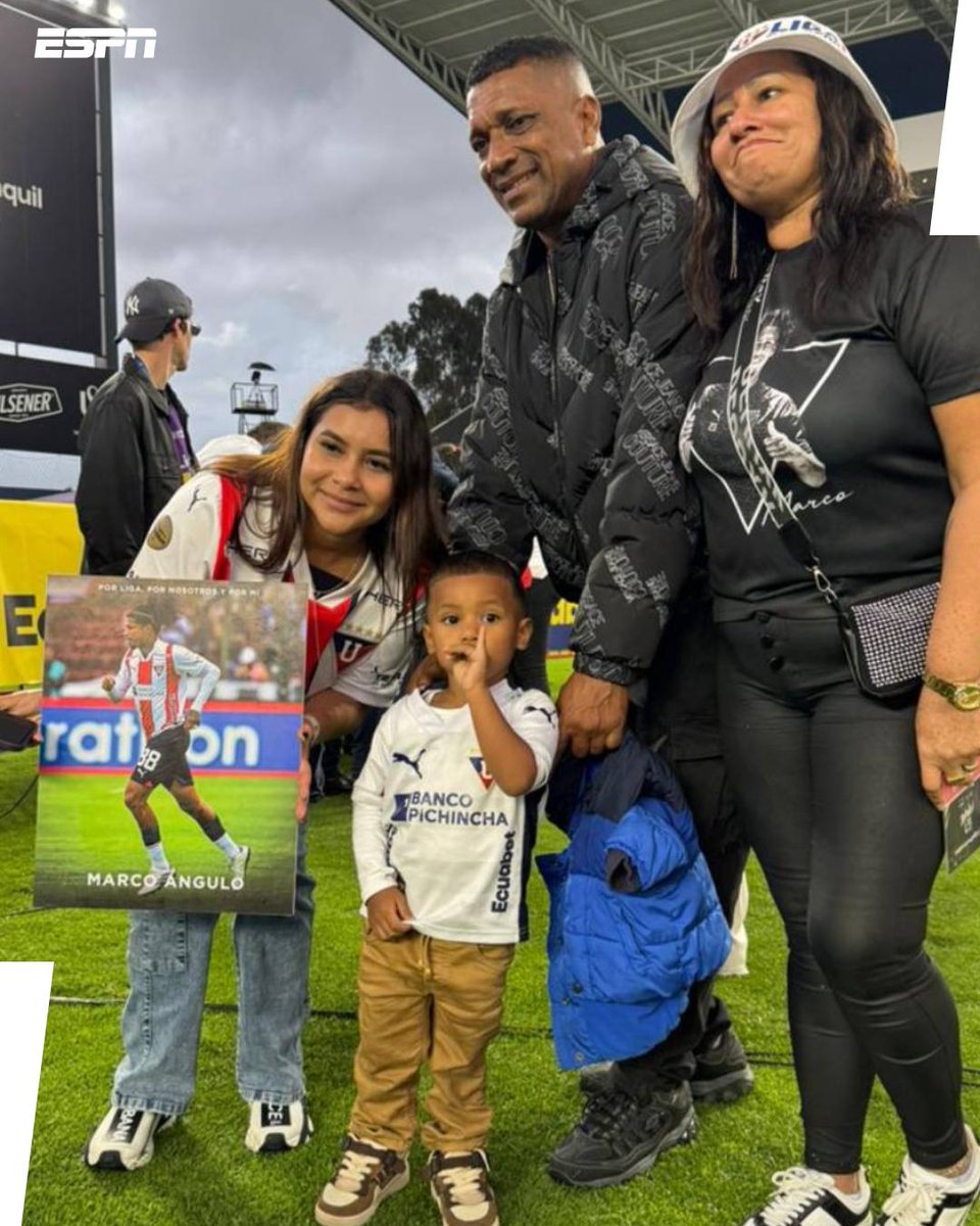 Tendenciasx_ecu's tweet photo. "Marco Angulo"

Porque la familia de Marco Angulo estuvo presente en la premiación de Liga de Quito. Marco Jr Ángulo, recibió la medalla por su padre. Lo acompañó su mamá y su tío. Marco falleció el 11 de noviembre a los 22 años en un accidente de tránsito.

#LDUQ #MarcoAngulo https://t.co/n2qIHstEtK