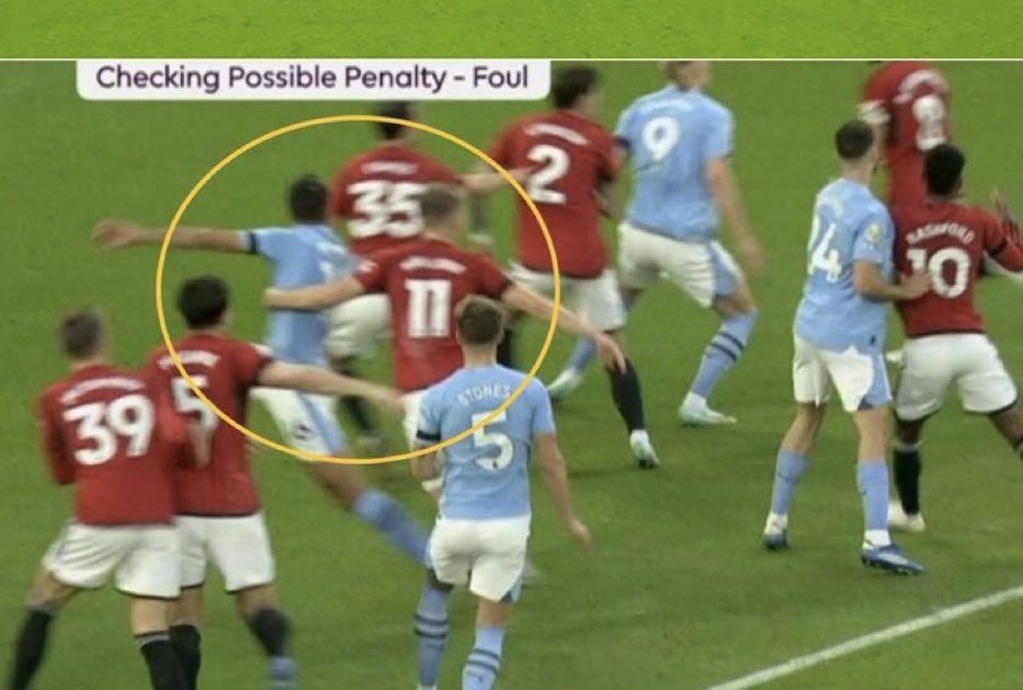 AliceTalksFooty's tweet photo. No penalty vs Penalty in Manchester derby…..????? https://t.co/ss9za7omKh
