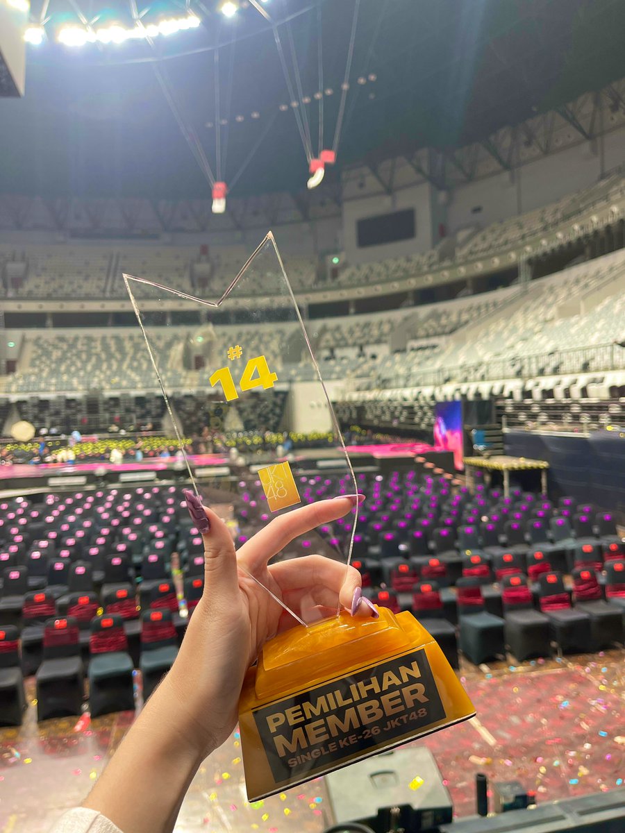 NagaGiny's tweet photo. beda piala Undergirls sama Senbatsu ada di tambahan kayu sampingnya doang ya https://t.co/f58xcawnTb