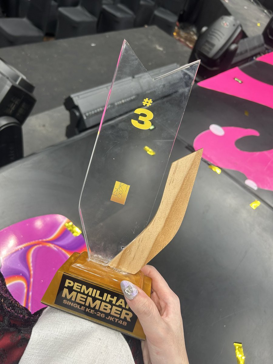 NagaGiny's tweet photo. beda piala Undergirls sama Senbatsu ada di tambahan kayu sampingnya doang ya https://t.co/f58xcawnTb