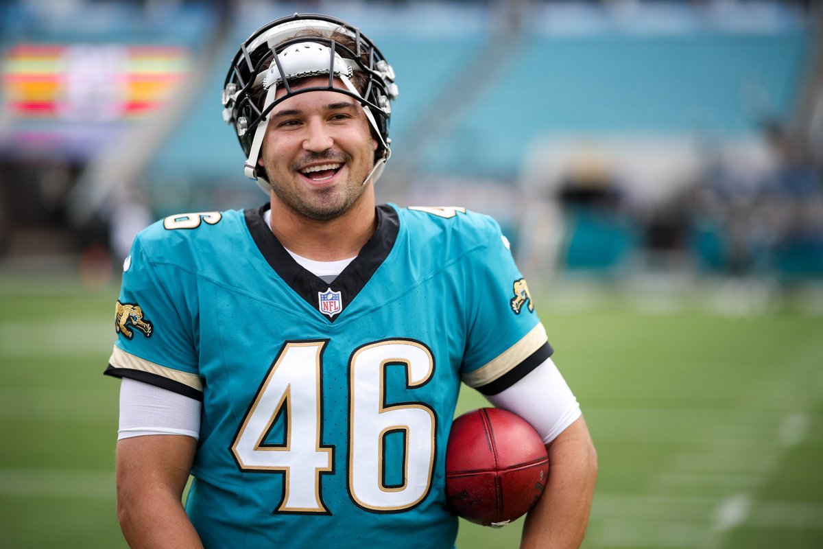 Jaguars's tweet photo. Best throwbacks in the league.

#NYJvsJAX https://t.co/IfpX76QLOa