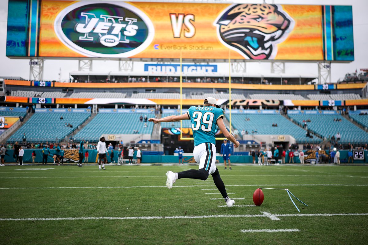 Jaguars's tweet photo. Best throwbacks in the league.

#NYJvsJAX https://t.co/IfpX76QLOa