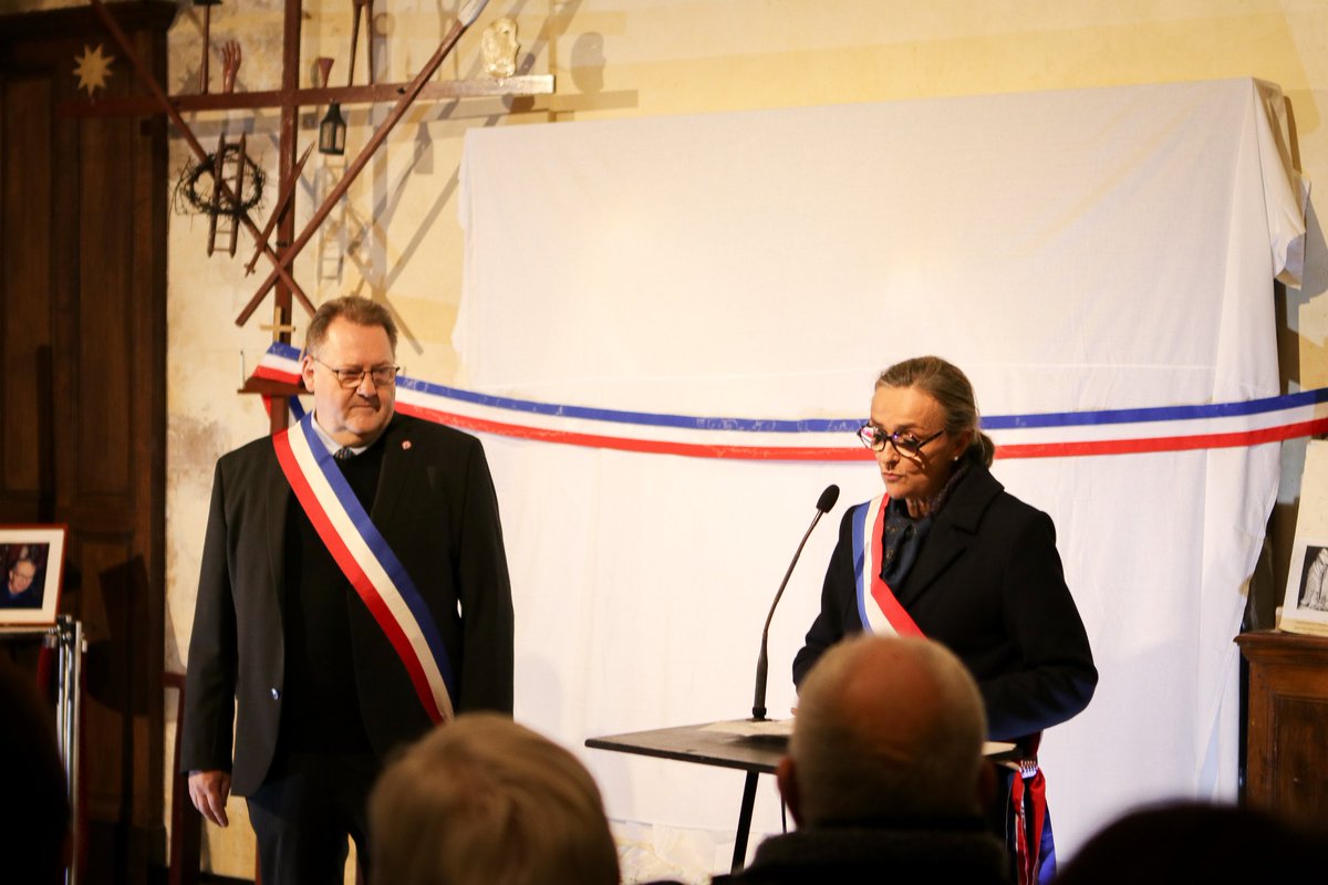 AnneSicard1's tweet photo. Très honorée d'avoir pris part au retour de la copie du mausolée funéraire de Victor Thérèse Charpentier, figure d'#Ennery et personnalité de notre histoire locale, ce vendredi à l'église Saint-Aubin. Cet hommage illustre notre profond attachement à la mémoire et au patrimoine de notre territoire. Bravo au maire Matthieu Laurent, à l'équipe municipale et aux donateurs pour ce beau projet.