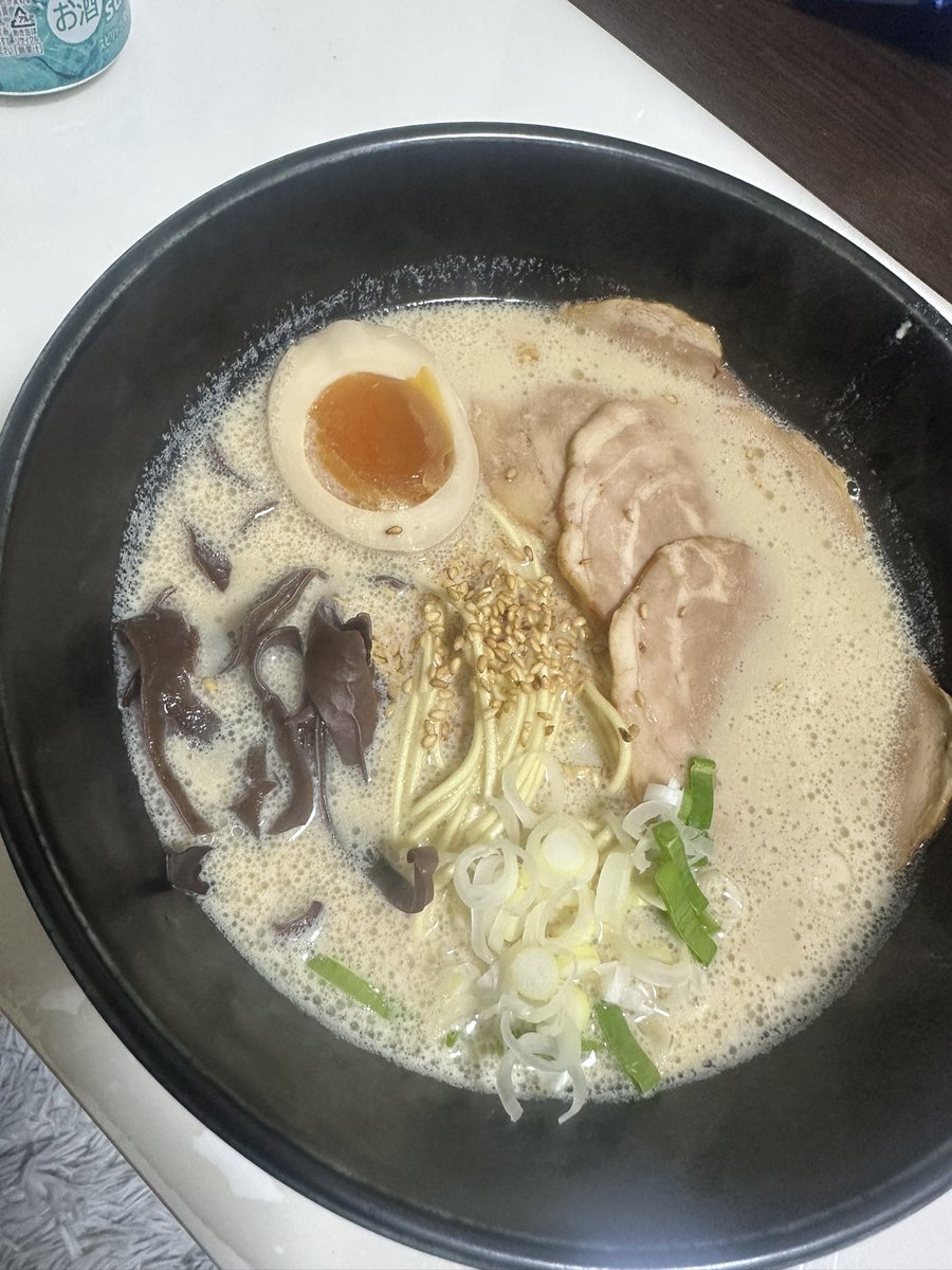 お家ラーメンレベル100
中華の素と豚バラと調味料でこんなにも美味い豚骨スープ作れるんか😂
