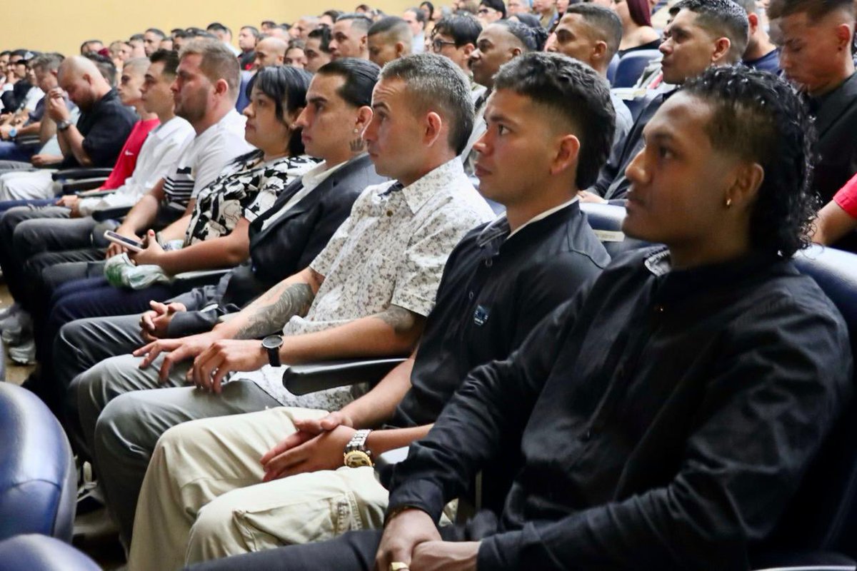 IUPascualBravo's tweet photo. La Institución certificó a  77 estudiantes del Técnico Laboral en Mantenimiento de Motos, de las comunas 12 , 13 16 y 70🎓. 
En esos meses recibieron formación teórico práctica en competencias básicas para el ejercicio laboral y habilidades sociales. 👩🏼‍🔧🧑🏻‍🔧 https://t.co/4XsgISLv0c