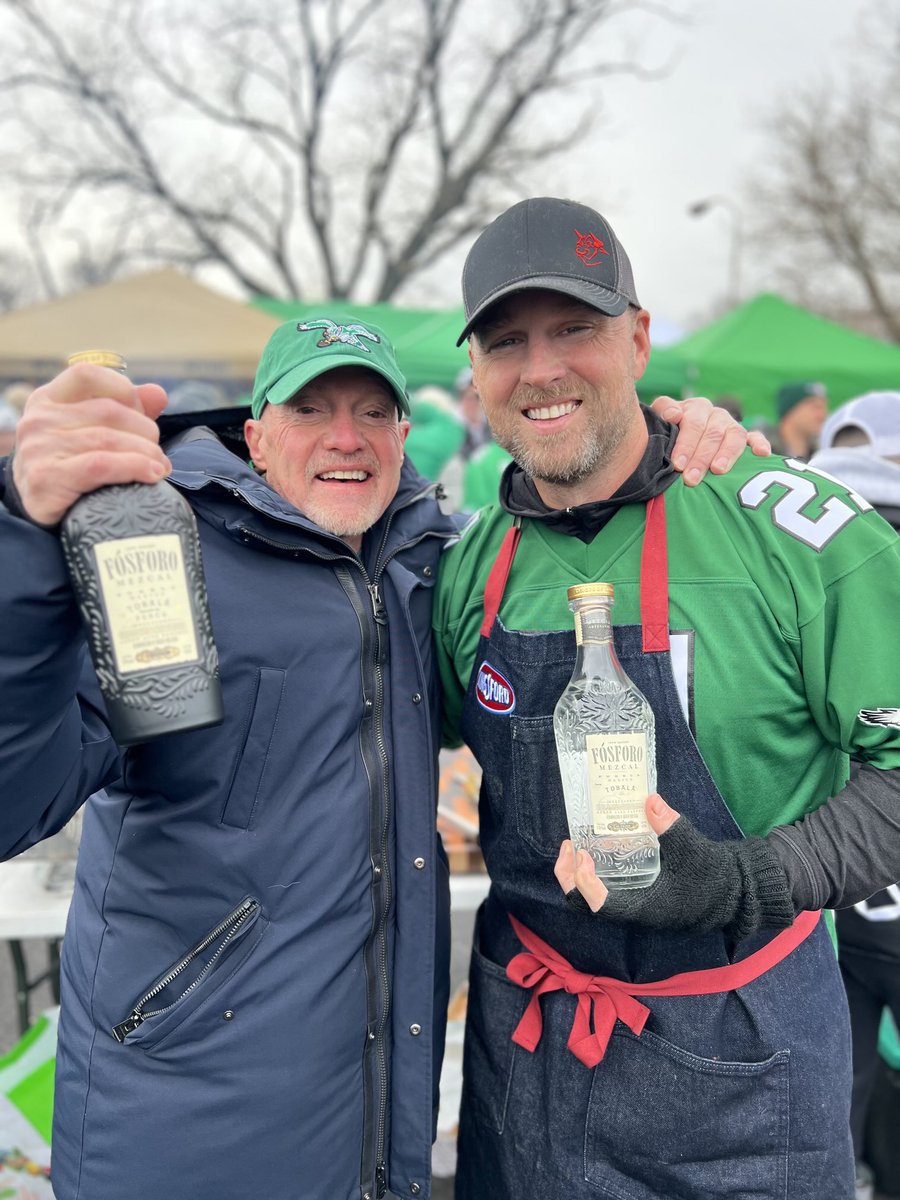 Hanging with Matt Groark at best tailgate on earth with ⁦<a href="/FosforoMezcal/">Fósforo Mezcal</a>⁩ and great BBQ!