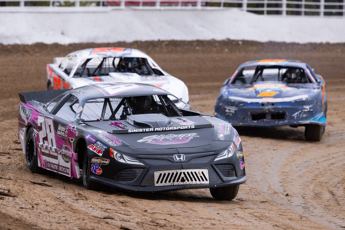 DIRTcarNE's tweet photo. #ProStocks | DIRTcar Pro Stocks pour through the turns at Oswego Speedway at @SuperDIRTWeek 2024. 

Do you have a favorite memory of our full-fendered division in the Northeast?

📷 @QuentinYoung91 https://t.co/vHQX7f7Eng