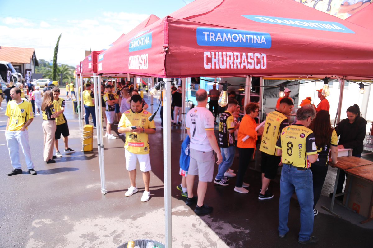 lnfontime's tweet photo. O clima é de festa antes da #FinalLNF 🏆
A casa da ACBF está com ativações de patrocinadores na parte de externa do ginásio e logo mais a torcida vai poder entrar neste templo do esporte!
A decisão é às 17h30, em Carlos Barbosa-RS
📺 Band, Bandsports, Sportv, CazéTV e LNFTV
#OMelhorFutsalDoMundo