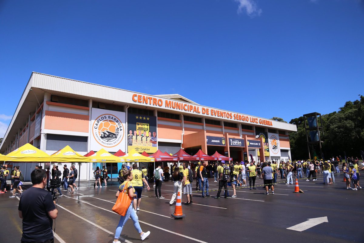 lnfontime's tweet photo. O clima é de festa antes da #FinalLNF 🏆
A casa da ACBF está com ativações de patrocinadores na parte de externa do ginásio e logo mais a torcida vai poder entrar neste templo do esporte!
A decisão é às 17h30, em Carlos Barbosa-RS
📺 Band, Bandsports, Sportv, CazéTV e LNFTV
#OMelhorFutsalDoMundo