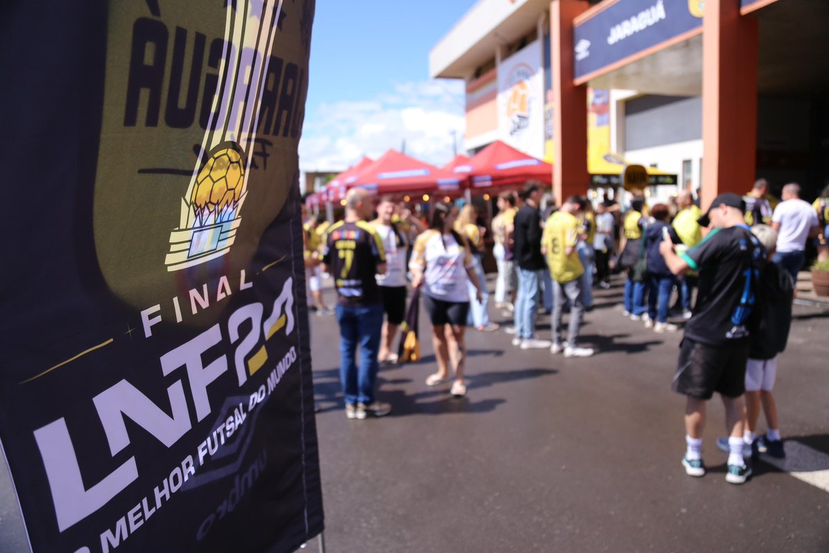 lnfontime's tweet photo. O clima é de festa antes da #FinalLNF 🏆
A casa da ACBF está com ativações de patrocinadores na parte de externa do ginásio e logo mais a torcida vai poder entrar neste templo do esporte!
A decisão é às 17h30, em Carlos Barbosa-RS
📺 Band, Bandsports, Sportv, CazéTV e LNFTV
#OMelhorFutsalDoMundo