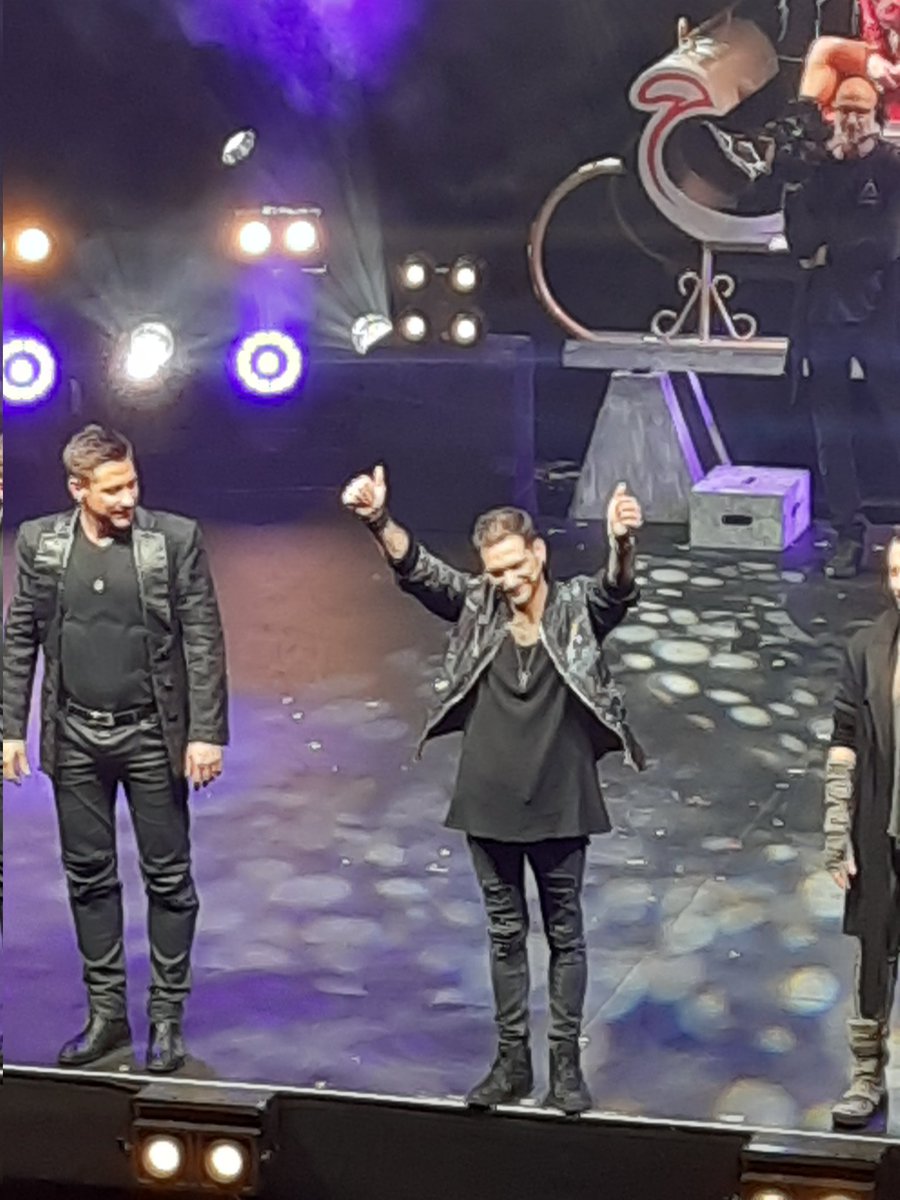 garciayuria's tweet photo. Increible el show The Ilussionist Magic of the Holidays! @Illusionists7 Totalmente recomendable Joaquin Kotkin "El Mago de la Media Barba @MediaBarba rocks!!! Viridiana Ramírez  gracias por la invitación! https://t.co/dwfPaDu58b