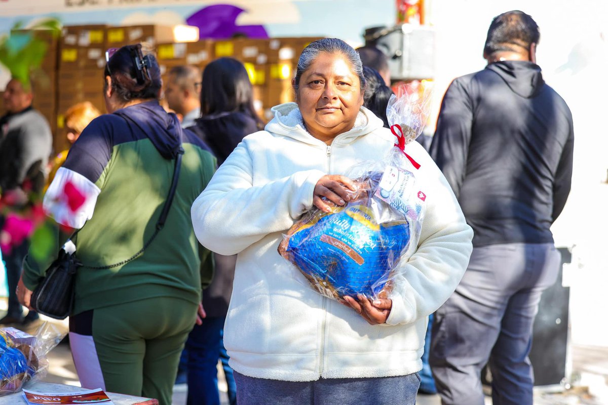 ReynosaGobierno's tweet photo. ¡El alcalde @carlospenaortiz entregó pavos a +190 familias del ejido Argüelles para que disfruten de una Nochebuena especial!

El Gobierno de Reynosa y el @DIF_Reynosatm trabajan para llevar alegría y bienestar a cada rincón de la ciudad. #ReynosaImparable https://t.co/1kW8XN5eIB