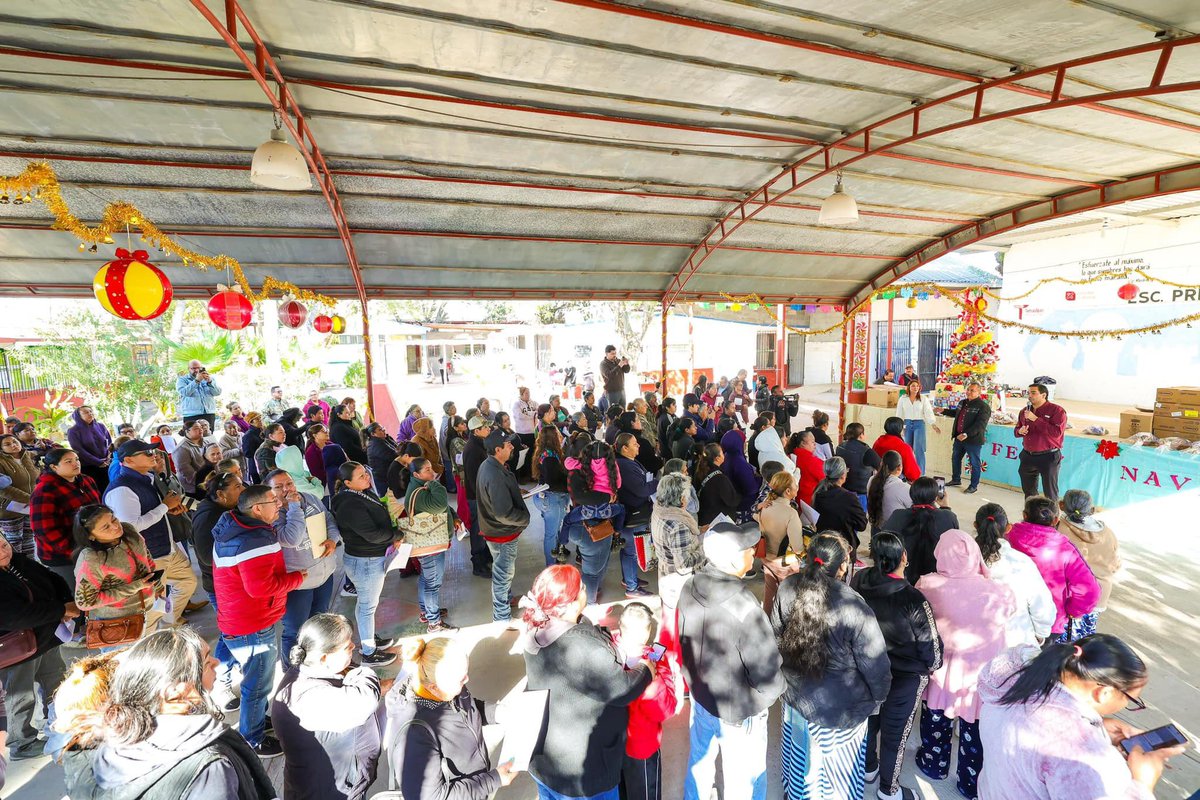 ReynosaGobierno's tweet photo. ¡El alcalde @carlospenaortiz entregó pavos a +190 familias del ejido Argüelles para que disfruten de una Nochebuena especial!

El Gobierno de Reynosa y el @DIF_Reynosatm trabajan para llevar alegría y bienestar a cada rincón de la ciudad. #ReynosaImparable https://t.co/1kW8XN5eIB
