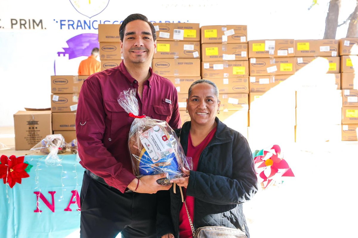 ReynosaGobierno's tweet photo. ¡El alcalde @carlospenaortiz entregó pavos a +190 familias del ejido Argüelles para que disfruten de una Nochebuena especial!

El Gobierno de Reynosa y el @DIF_Reynosatm trabajan para llevar alegría y bienestar a cada rincón de la ciudad. #ReynosaImparable https://t.co/1kW8XN5eIB