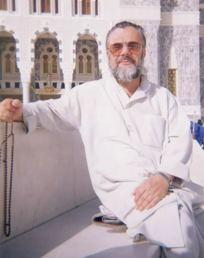 Afiyet ne demek? 

Allah âfiyeti sever. Vermeyi en çok sevdiği şey de âfiyettir. Bize de en lazım olan âfiyettir. Birisi bir şey yediği zaman, kahve, çay içtiği zaman; "Afiyet olsun!" diyoruz. Âfiyet ne demek? "Maddi mânevî zararlardan dünyada âhirette uzak, esen ve berî olmak...