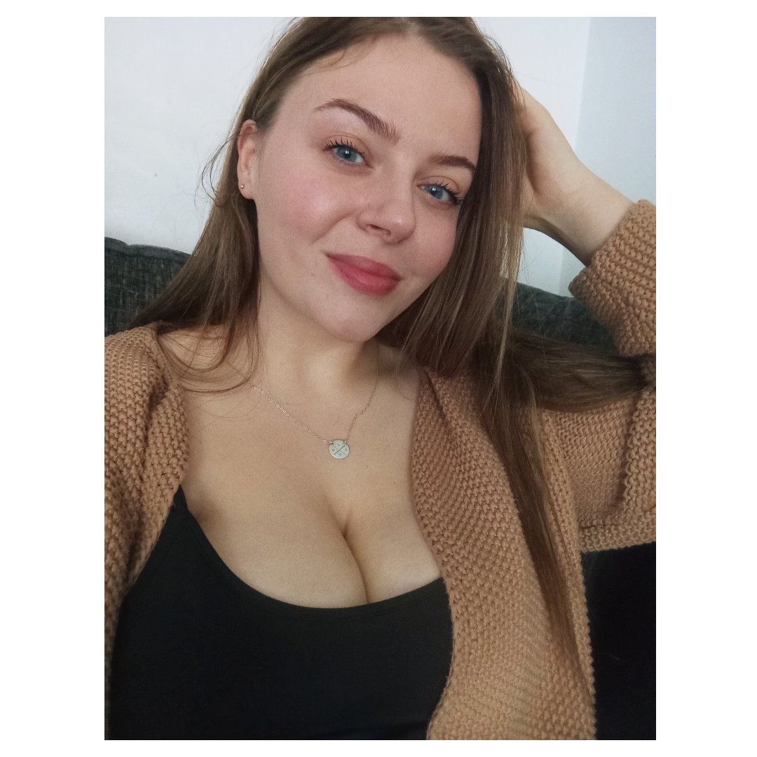 Sxrahleee's tweet photo. Honestly all about gettin the titties out lately instead of suffocating them with a sports bra every day 😌 https://t.co/0d5lZ4DbM4