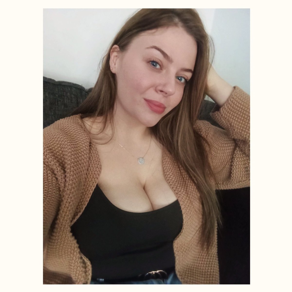 Sxrahleee's tweet photo. Honestly all about gettin the titties out lately instead of suffocating them with a sports bra every day 😌 https://t.co/0d5lZ4DbM4