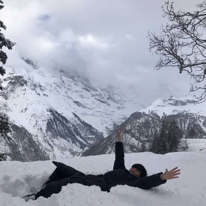 예전에 그런 캐해 봤는데
kyh 여친 넘어지면 호다닥 달려가 오버액션해서 넘어지는 척 옆에 눕고 “내 덕에 덜 창피하지?” 할 것 같다는 게 너무 kyh임..