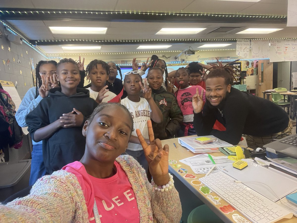 Mr_WilliamsJai's tweet photo. What I’ve learned is that you have to be available for your students. All they need is a little push, and they will start to become more productive and more motivated to learn and work!💪🏽💛🖤
#5thGrade #TheSpringerWay https://t.co/Vg9h0gbf1B