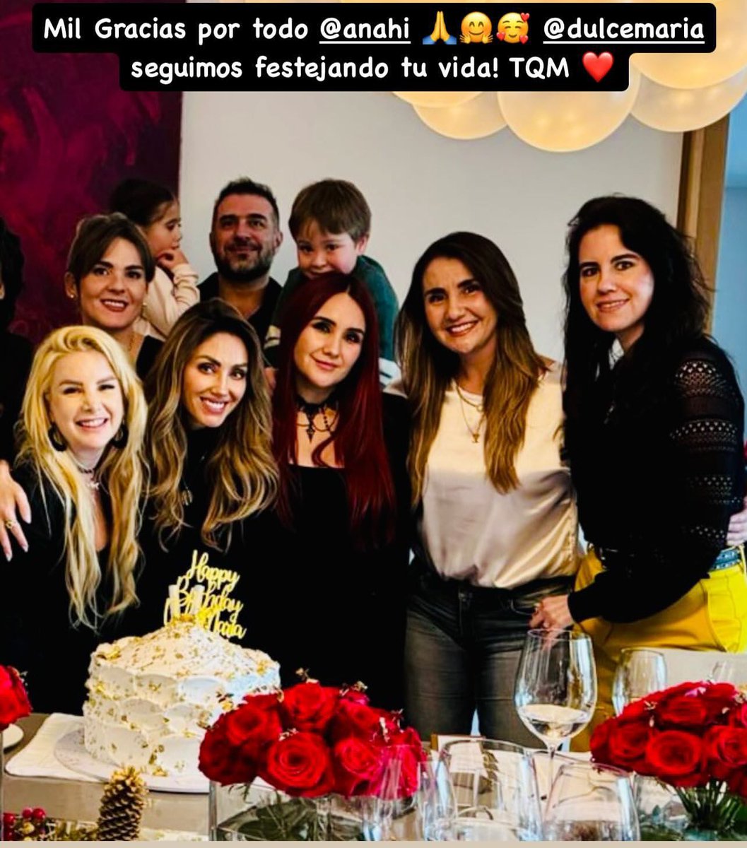 guerrerosdmbr's tweet photo. 🥂 | Comemorando a Vida
@anahi preparou uma surpresa para @dulcemaria, com a presença especial de suas melhores amigas, @fuzzoficial e @zoraidagomezmx , além da família.
Seguimos apaixonados por essa reaproximação que tanto inspira. Que venham mais momentos assim
Portiñon vive 💝 https://t.co/LGo21FNp3J