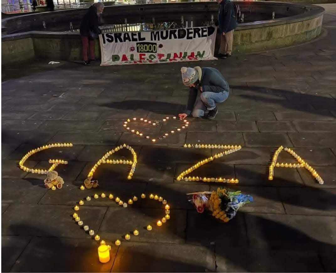 anubi77787292's tweet image. Membri della comunità di Swansea, nel #Galles meridionale, hanno tenuto una veglia per ricordare le migliaia di palestinesi uccisi da Israele a #Gaza.