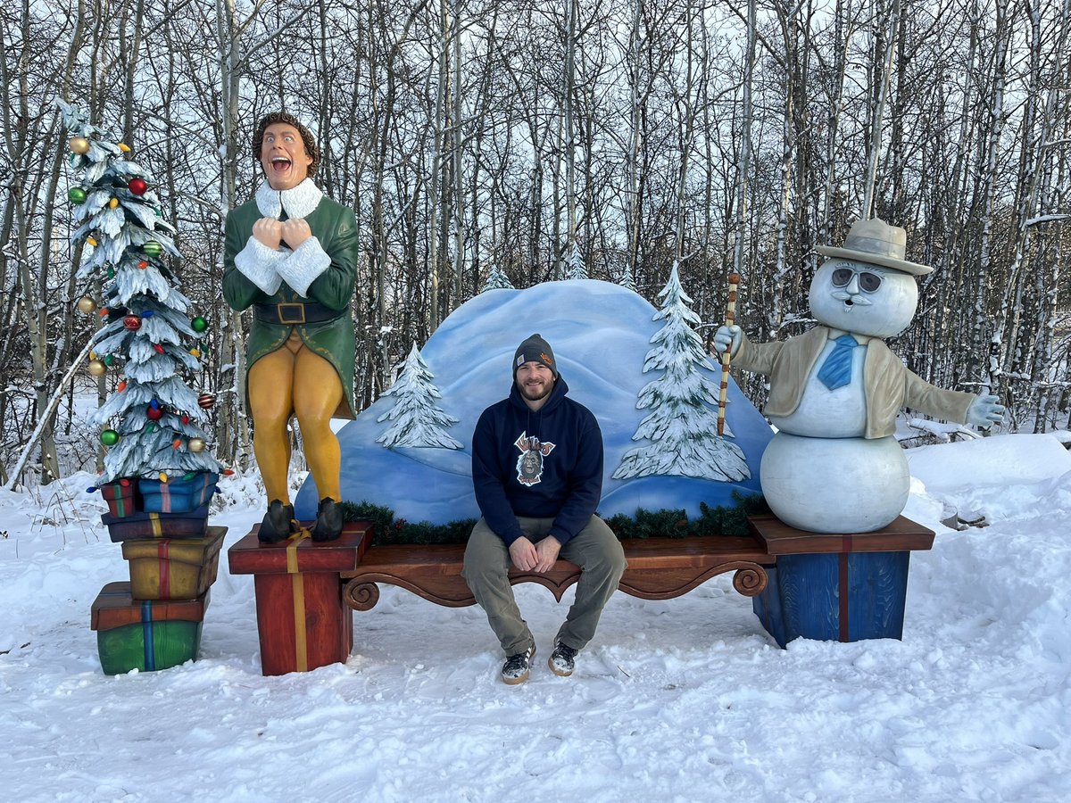 VilliersRyan's tweet photo. Finished up this “Elf” theme bench wood sculpture.   #willferrel  #chainsawcarving #woodsculpture #woodsculptor #woodcarving #airbrushing #yegartist #buddytheelf #buddy #santa #canadainartist #elf #warnerbros #newlinecinema #villierswyldwoodstudios #ryanvilliers #yegartist #art https://t.co/zn0YvUUdXe